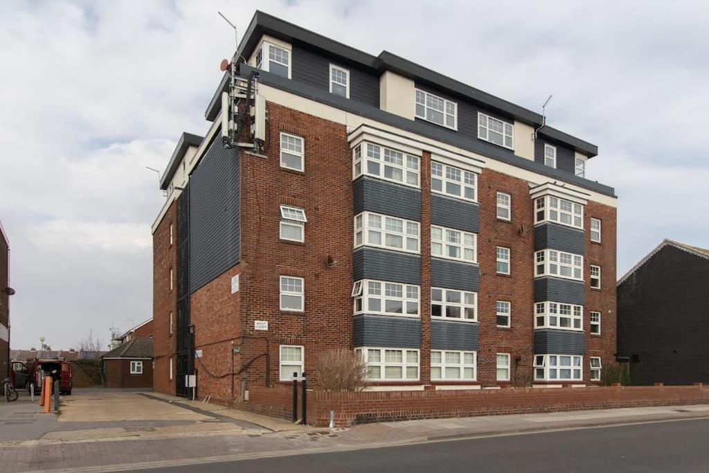 Open Mind Property - Southsea With Free Parking Портсмът Екстериор снимка