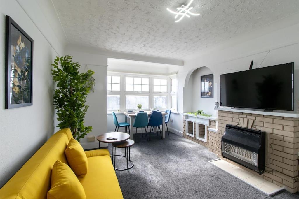 Open Mind Property - Southsea With Free Parking Портсмът Екстериор снимка