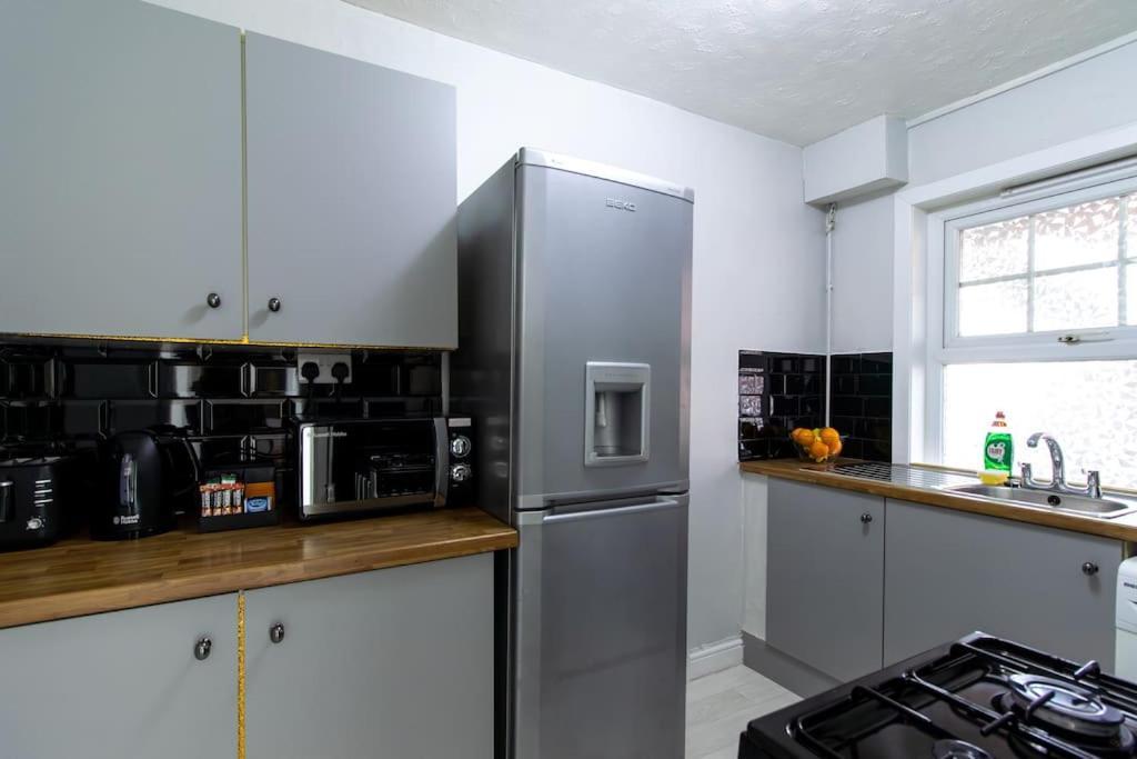 Open Mind Property - Southsea With Free Parking Портсмът Екстериор снимка