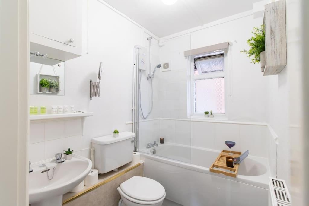 Open Mind Property - Southsea With Free Parking Портсмът Екстериор снимка