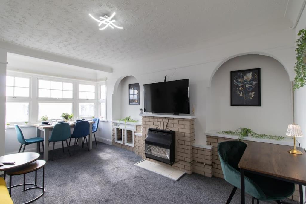 Open Mind Property - Southsea With Free Parking Портсмът Екстериор снимка
