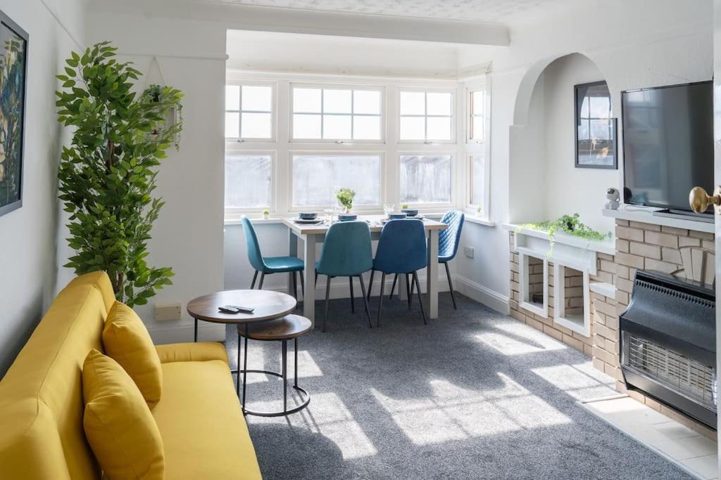Open Mind Property - Southsea With Free Parking Портсмът Екстериор снимка