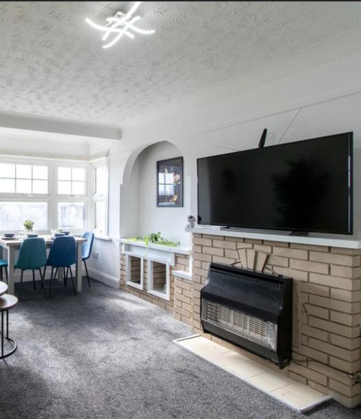 Open Mind Property - Southsea With Free Parking Портсмът Екстериор снимка